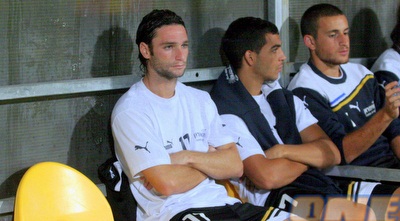 יובל אבידור על הספסל. &qout;בן שמעון לא חשש להוציא אותו&qout; (יניב גונן)