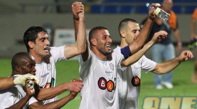 אחמד סבע חוגג עם החברים בסיום (עמית מצפה)