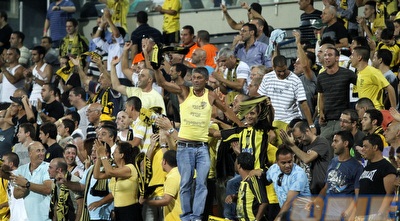 הקהל של בית&qout;ר חוגג (יוסי ציפקיס)