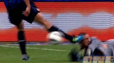 רגע הפגיעה: לוסיו פוגע בראשו של סטקלנבורג