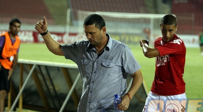 ניר קלינגר מנסה לסמן שהכל בסדר (משה חרמון) ניר קלינגר מנסה לסמן שהכל בסדר (משה חרמון)