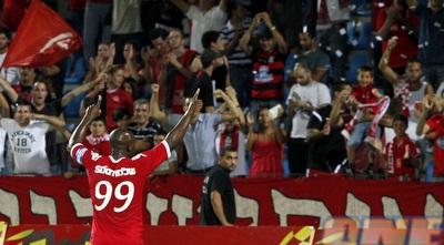 ויוצא לקבל את הברכות מהאוהדים שעשו את הדרך לצפון (יוסי ציפקיס) ויוצא לקבל את הברכות מהאוהדים שעשו את הדרך לצפון (יוסי ציפקיס)