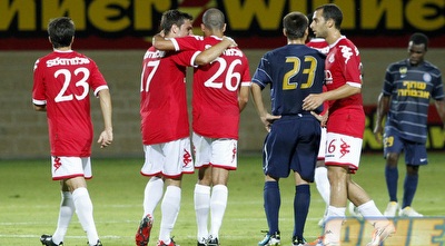 אלכס דוידוב מסתנן לחיגוגת של הפועל (יוסי ציפקיס) אלכס דוידוב מסתנן לחיגוגת של הפועל (יוסי ציפקיס)