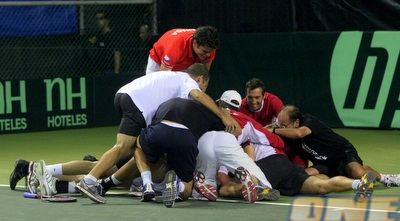 ערימה של חבר´ה על הדשא (יניב גונן) ערימה של חבר´ה על הדשא (יניב גונן)