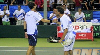 קפטן הנבחרת, אייל רן, מנחם את המחבר מספר 2 (יניב גונן) קפטן הנבחרת, אייל רן, מנחם את המחבר מספר 2 (יניב גונן)