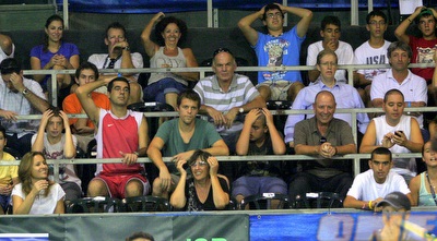 גם בקהל תופסים את הראש ולא מאמינים (יניב גונן) גם בקהל תופסים את הראש ולא מאמינים (יניב גונן)