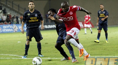 תמוז רומס את הגנת עכו. תמונה שמייצגת נאמנה את מהלך המשחק (יוסי ציפקיס) תמוז רומס את הגנת עכו. תמונה שמייצגת נאמנה את מהלך המשחק (יוסי ציפקיס)