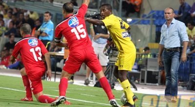 צ´קול מול חלאילה ורן רול. מגן הצהובים סחט את הצהוב הראשון במשחק (משה חרמון) צ´קול מול חלאילה ורן רול. מגן הצהובים סחט את הצהוב הראשון במשחק (משה חרמון)