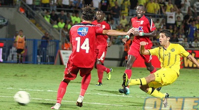 דור מיכה בועט תוך כדי החלקה (משה חרמון) דור מיכה בועט תוך כדי החלקה (משה חרמון)