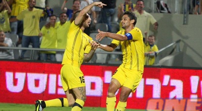 עטר ויצחקי חוגגים לאחר השער השני (משה חרמון) עטר ויצחקי חוגגים לאחר השער השני (משה חרמון)