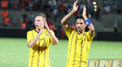 ברק יצחקי ועומר ורד חוגגים בסיום (משה חרמון) ברק יצחקי ועומר ורד חוגגים בסיום (משה חרמון)