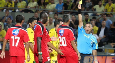 עידן ויצמן וקולאוטי מקבלים כרטיס צהוב (משה חרמון) עידן ויצמן וקולאוטי מקבלים כרטיס צהוב (משה חרמון)