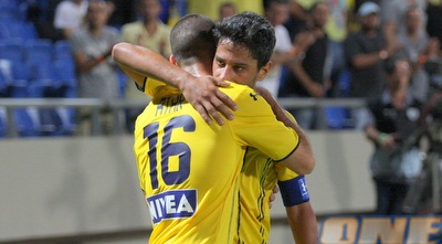 עטר ויצחקי חוגגים (משה חרמון) עטר ויצחקי חוגגים (משה חרמון)