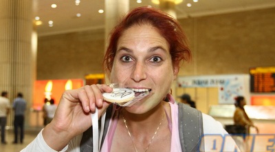 לי קורזיץ בוחנת את הקשיחות של המדליה (שי לוי)