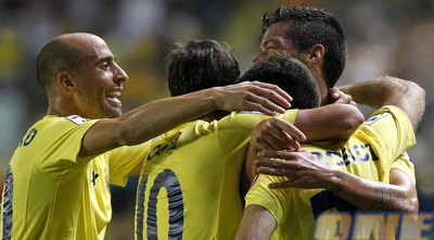 רוסי עם שחקני ויאריאל (רויטרס)