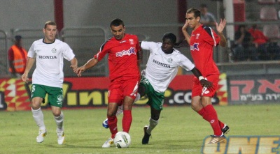 דלה ימפולסקי נאבק עם חמד גנאים, עלי עותמאן ואורי שטרית משקיפים (עמית מצפה)