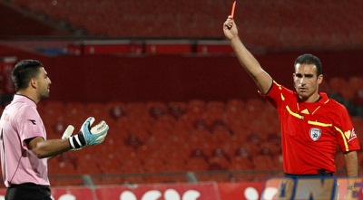 אלון יפת שולף להרוש כרטיס אדום. גם רוברטו קרלוס ראה את אותו צבע (יוסי ציפקיס) אלון יפת שולף להרוש כרטיס אדום. גם רוברטו קרלוס ראה את אותו צבע (יוסי ציפקיס)