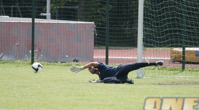 אריק ינקו. לא הצליח למנוע את השער של אבושדיד (רועי גלדסטון) אריק ינקו. לא הצליח למנוע את השער של אבושדיד (רועי גלדסטון)