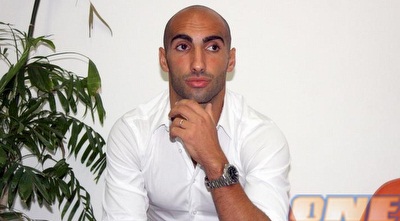 ג&acute;ונתן אסוס ממתין לדיון בבית הדין (משה חרמון)