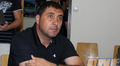 יובל נעים בבית הדין, כיסאות העץ העבשים מאחור (משה חרמון)