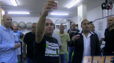 משה דמאיו מרים כוסית, ברק אברהמוב ברקע (יניב גונן)