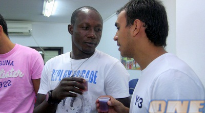 לחיים. דלה איינוגבה ופדרו גלבאן מרימים כוסית (יניב גונן)