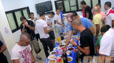 שחקני בני יהודה ואנשיה נהנים מהכיבוד (יניב גונן)