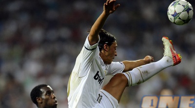 אוזיל מראה שהוא יודע גם (רויטרס)