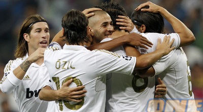 שחקני ריאל חוגגים עם בנזמה את השלישי (רויטרס)