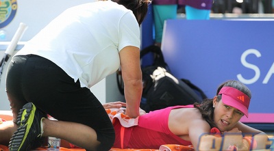 אנה איבנוביץ´ זוכה לטיפול במהלך המשחק מול קירילנקו (GettyImages)