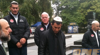 הרב הראשי של פולין נושא קדיש (צבי הלפרין, אתר הפועל ת&qout;א) (ONE)