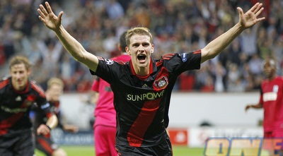 לארס בנדר חוגג על רקע הבלגים המאוכזבים (רויטרס)