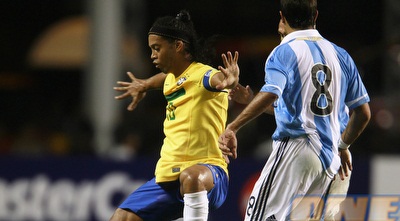 רונאלדיניו מסמן לארגנטינאים להתרחק (רויטרס)