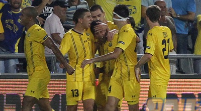 שחקני מכבי מברכים את מיכה (יוסי ציפקיס)