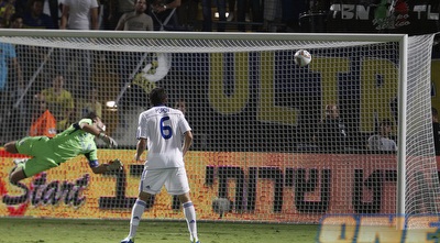 הכדור של דור מיכה בדרך לחיבורים (רויטרס)