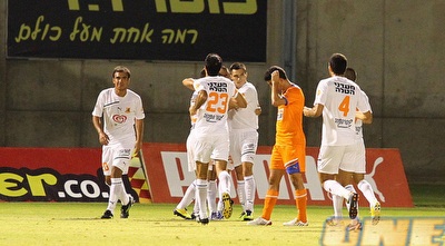 שחקני בני יהודה חוגגים (שי לוי)