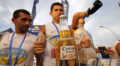 דייגו מראדונה חוגג בסיום (יוסי ציפקיס)