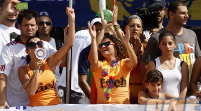 הקהל לא מפסיק לעודד (יוסי ציפקיס)