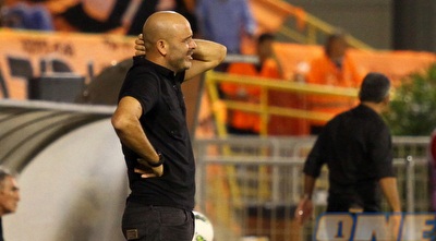 יוסי אבוקסיס תופס את הראש. יכולה מאוד לא טובה של הקבוצה (שי לוי)