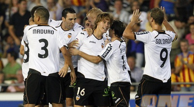 שחקני ולנסיה מברכים את קנאלס (רויטרס)