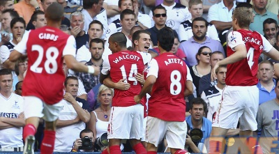 שחקני ארסנל חוגגים עם ראמזי את השוויון (GettyImages)