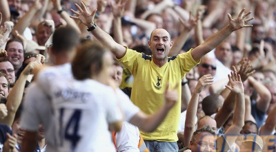 לוקה מודריץ´ על רקע אוהדי טוטנהאם (GettyImages)