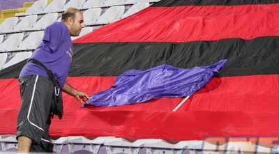 אוהד הכח משתלט על דגל של הפועל ר&qout;ג (משה חרמון)