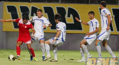 אדריאן פרננדס עם הכדור (משה חרמון)