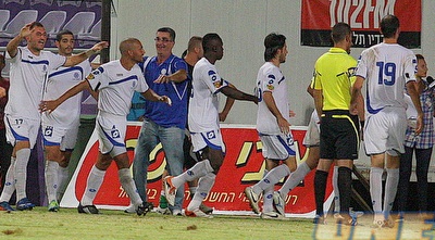 טל שמעיה חוגג עם חבריו (משה חרמון)