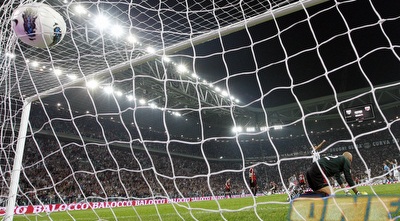 הכדור ברשת. האם הוא שייך לרמי מרציאנו? (רויטרס) הכדור ברשת. האם הוא שייך לרמי מרציאנו? (רויטרס)