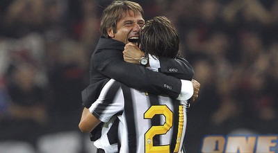 קונטה מראה לפירלו שגם ביובנטוס אוהבים אותו (GettyImages)