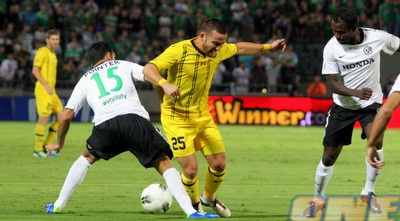 רפי דהן מנסה לעבור את אייל גולסה (יניב גונן)