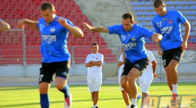 גיא לוי משקיף על אקסברד ויחיאל. חוזר לקדנציה שניה בב&qout;ש (יניב גונן)