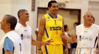 דייויד בלו וטל רוסו מחויכים מאוד במהלך המשחק (יניב גונן)